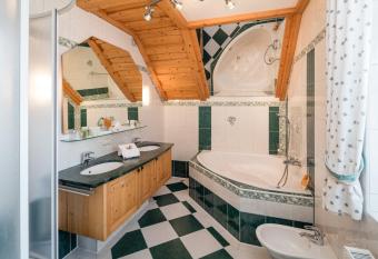 Gasthaus Pension Zum lustigen Steirer has rooms with a private hot tub