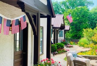 RiverView Inn has Balcony rooms