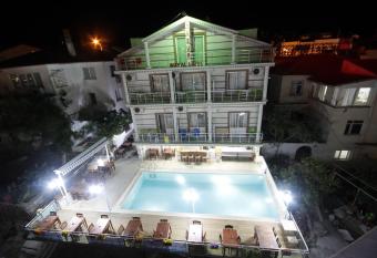 Huzur Royal Hotel has Balcony rooms