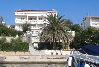 Apartments and Rooms Vinko has Balcony rooms