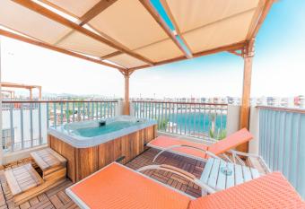 Sunrise Crystal Bay Resort -Grand Select has rooms with a private hot tub