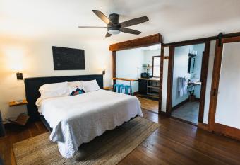 Left Coast Lodge - Pet Friendly has rooms with a private hot tub