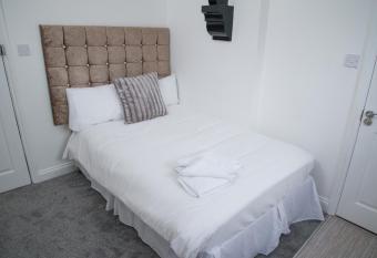 TLK Apartments & Hotel - Beckenham allows 18 year olds to book a room