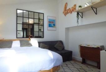 Absolute Clapham has Balcony rooms