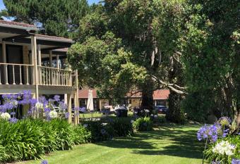 Half Moon Bay Motel has Balcony rooms