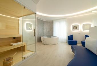 AHD Rooms has rooms with a private hot tub