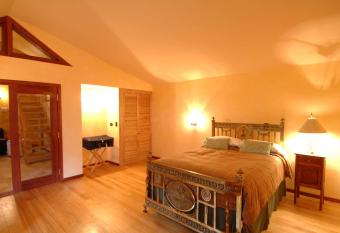 YAN KEE WAY LODGE BUNGALOW has Balcony rooms