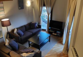 Apartaments Tordesillas House allows 18 year olds to book a room