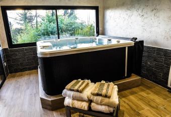 Secret de campagne Spa allows 18 year olds to book a room