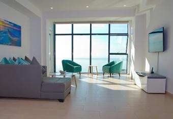 RESIDENCE TOURISTIQUE DU PORT allows 18 year olds to book a room