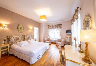 Le Moulin de Rudelle has Balcony rooms