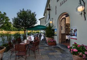 Tuscan Sun Holiday Apartments has Balcony rooms