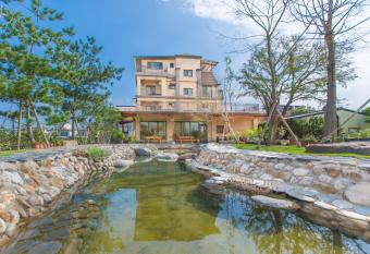 Post-mountain view has Balcony rooms