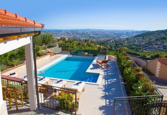 Luxury villa  allows 18 year olds to book a room