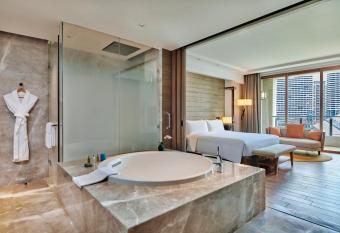 DoubleTree by Hilton Shanwei has rooms with a private hot tub