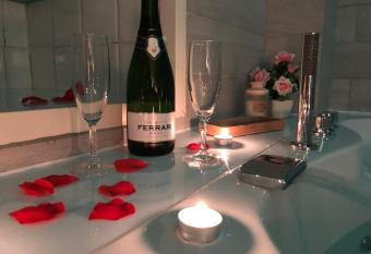 B&B ME Palace has rooms with a private hot tub