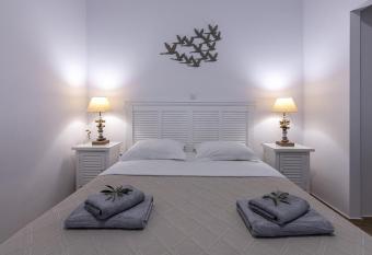 Comfort Stay Airport Studios - FREE shuttle from the Athens airport has rooms with a private hot tub