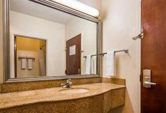 Best Western Plus South Hill Inn has rooms with a private hot tub