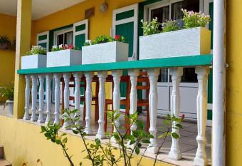 Au Pied des Sources has Balcony rooms