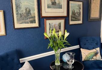 Broadlands - Adults only allows 18 year olds to book a room