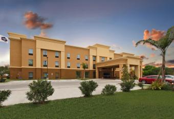 Hampton Inn Beeville allows 18 year olds to book a room