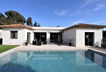 Chemin de la Roseraie allows 18 year olds to book a room