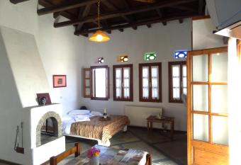 Villa Enallaxis has Balcony rooms