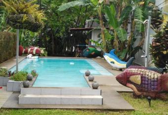 Casa Sophia 3 listings Apartment 1 or Apartment 2 separately or Apt 1 and 2 together all with FO internet allows 18 year olds to book a room