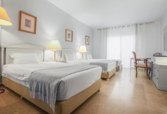 Grand Hotel Madaba has rooms with a private hot tub