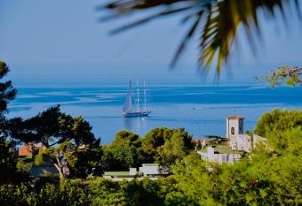 THE ADDRESS CASSIS allows 18 year olds to book a room