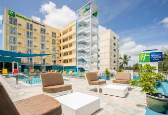 Holiday Inn Express & Suites Nassau By IHG allows 18 year olds to book a room