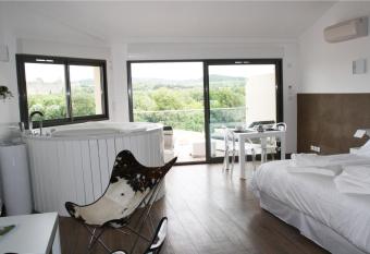 Les Suites du Saint Nazaire - Les Balcons de la Cit   has rooms with a private hot tub