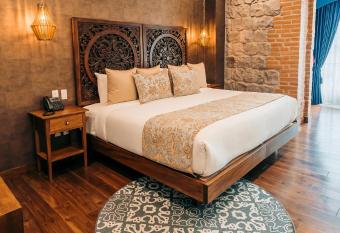 Hotel Otavalo has rooms with a private hot tub