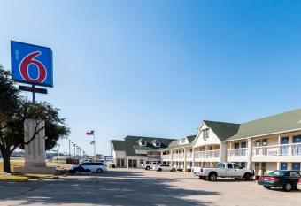 Motel 6-Fort Worth, Tx - White Settlement has Smoking rooms