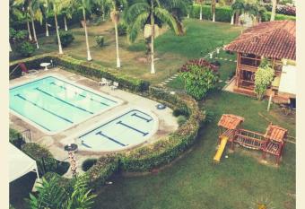 Villa Alejandra Del Quindio allows 18 year olds to book a room