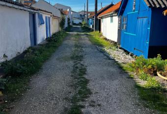 L   toile de mer has Balcony rooms
