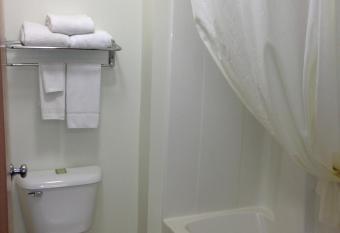 Super 8 by Wyndham Jackson MN has rooms with a private hot tub