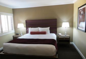 Best Western Plus Casino Royale has rooms with a private hot tub