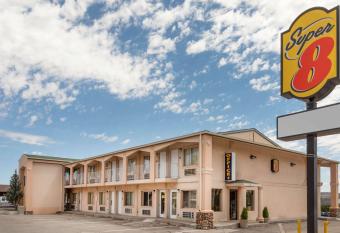 Super 8 by Wyndham Evanston has Smoking rooms