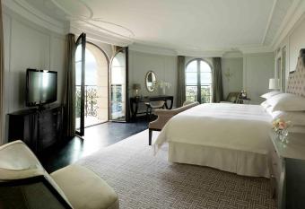 Four Seasons Hotel Baku has rooms with a private hot tub