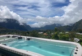    c  ur de l     le has Balcony rooms