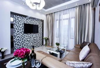 Central Park Apartments has rooms with a private hot tub