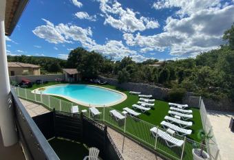 LE PARADIS ACQUIS has Balcony rooms