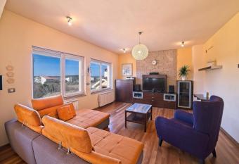 House Paula Rab (4-7 guests) has Balcony rooms