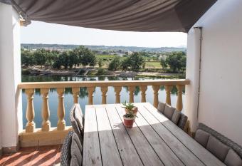 River Ebro Apartments has Balcony rooms