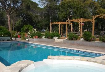 Chambres d H  tes Les Mayombes allows 18 year olds to book a room