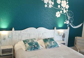 Les Jardins du Forez allows 18 year olds to book a room