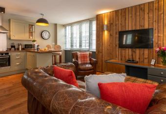 The Lawrance Luxury Aparthotel - York allows 18 year olds to book a room