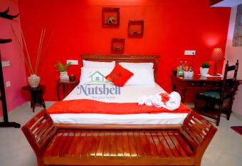 Nutshell-Airport Retreat by the Sea has Balcony rooms