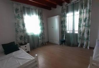 Appartement L Algeroise allows 18 year olds to book a room